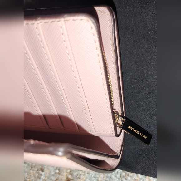 NWOT MICHAEL KORS JET SET TRAVEL BLOSSOM 35T9RT  BI-FOLD PLUS DUST BAG - Picture 4 of 13
